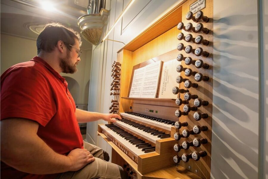 Neue Orgel der Plauener Lutherkirche ertönt erstmals am Pfingstsonntag - Letzte Handgriffe: Raphael Wolf beim Einspielen am neuen Orgeltisch. 