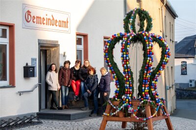 Neue Osterkrone schmückt jetzt den Theumaer Dorfplatz - Die Osterkrone auf dem Theumaer Dorfplatz steht.