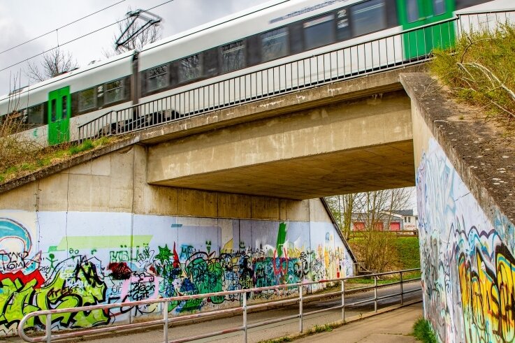 Die Seitenwände der Bahnunterführung der Wiesenstraße in Falkenau, die derzeit noch mit Graffiti bedeckt sind, möchte der Heimatverein des Ortes mit zwei Panorama-Bildern neu gestalten lassen.