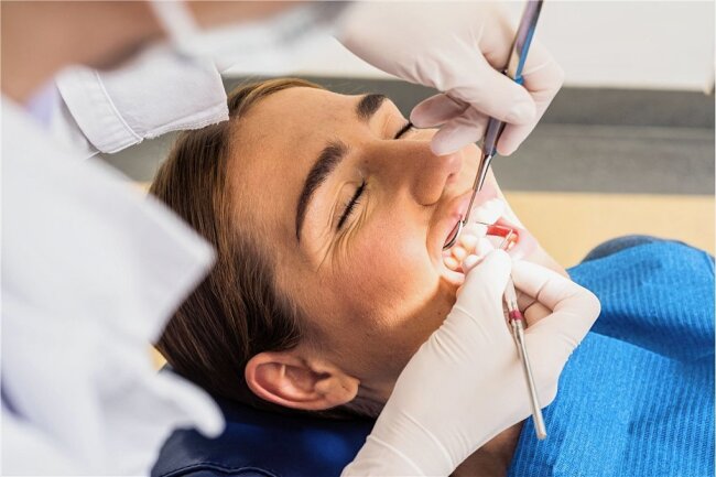 Neue Parodontitis-Vorsorge wird wieder abgeschafft - Mit einer Sonde misst der Zahnarzt die Tiefe der Zahnfleischtaschen. Der sogenannte PSI-Test ist Teil der im vergangenen Jahr eingeführten Parodontitis-Therapie.