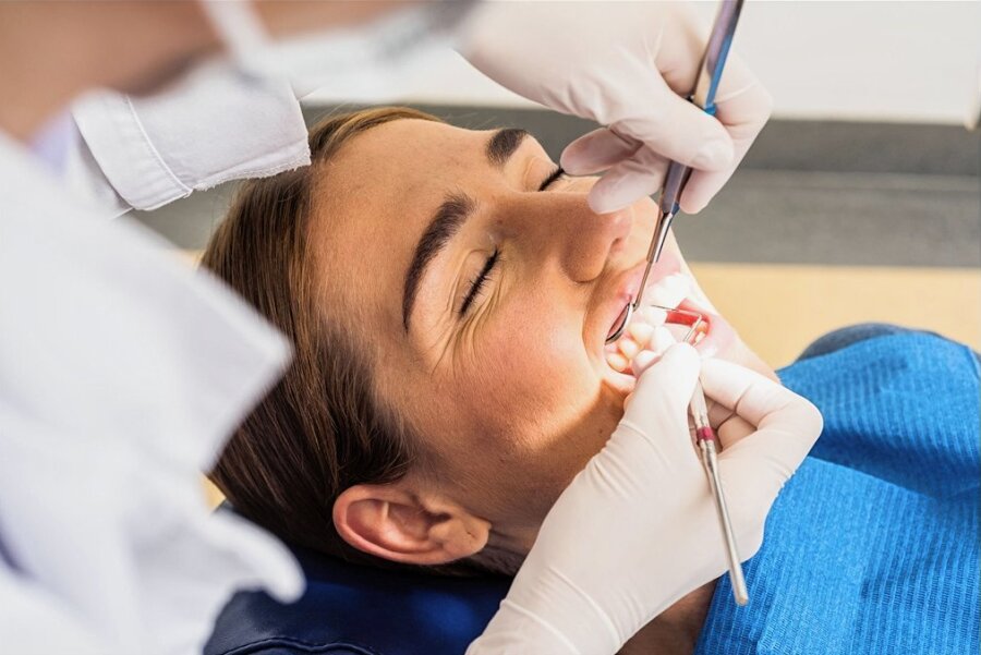 Neue Parodontitis-Vorsorge wird wieder abgeschafft - Mit einer Sonde misst der Zahnarzt die Tiefe der Zahnfleischtaschen. Der sogenannte PSI-Test ist Teil der im vergangenen Jahr eingeführten Parodontitis-Therapie.
