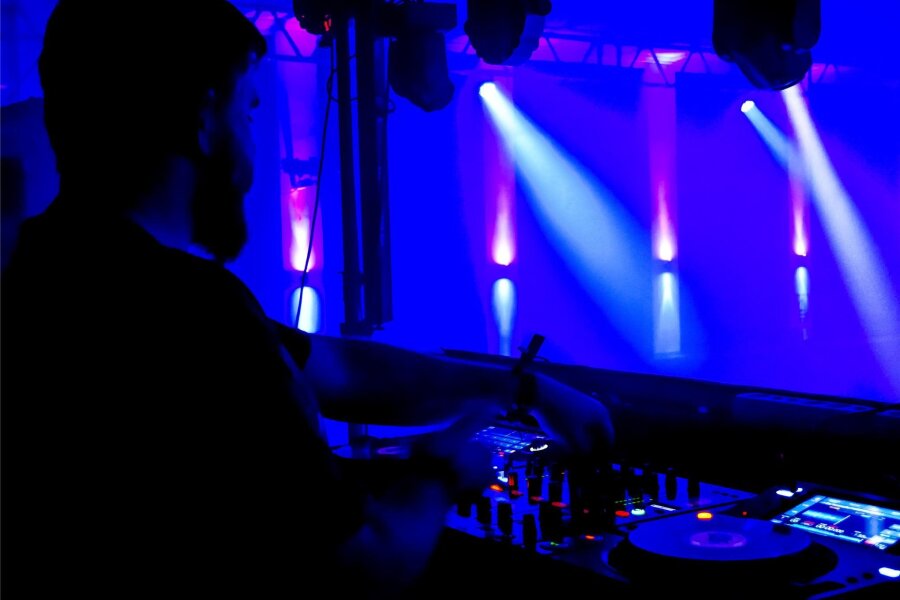 Neue Party-Reihe für Zwickau? Techno-Fans feiern für den guten Zweck im Klubhaus Sachsenring - Auf der Party im Klubhaus Sachsenring legten mehrere DJs auf. Getanzt wurde zu Tekk-Musik, einem Sub-Genre von Techno.