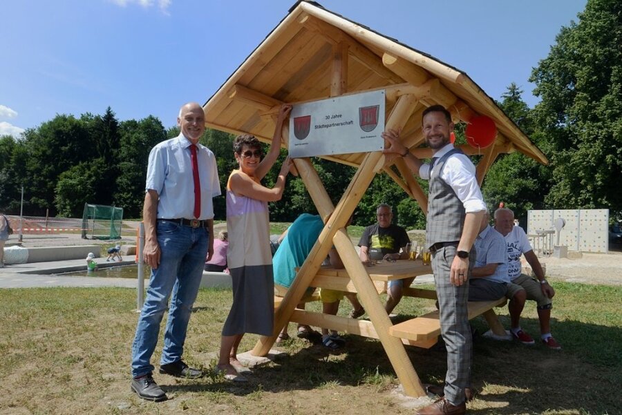 Die Picknickhütte wurde durch Rodewisch Bürgermeisterin Kerstin Schöniger (Mitte), den 1. Bürgermeister von Gerolzhofen, Thorsten Wozniak (rechts) und Erich Servatius, 2. Bürgermeister, eingeweiht.