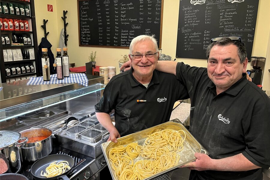 Neue Pizzeria in der Chemnitzer City: Wie sich zwei Italiener in Deutschland kennenlernten - Alfonso Maiorino (l.) und Gerardo Summa stammen aus derselben italienischen Stadt.