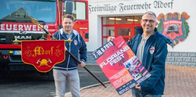 Wehrleiter Rico Bochmann und der erste Vorstand des Feuerwehrfördervereins Marco Käbe warben 2019 für das 8. Floriansfest Adorf. Die neunte Auflage war für 2022 geplant und ist jetzt verschoben. 