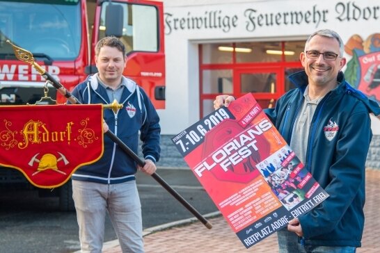 Neue Pläne für Adorfer Floriansfest - Wehrleiter Rico Bochmann und der erste Vorstand des Feuerwehrfördervereins Marco Käbe warben 2019 für das 8. Floriansfest Adorf. Die neunte Auflage war für 2022 geplant und ist jetzt verschoben. 