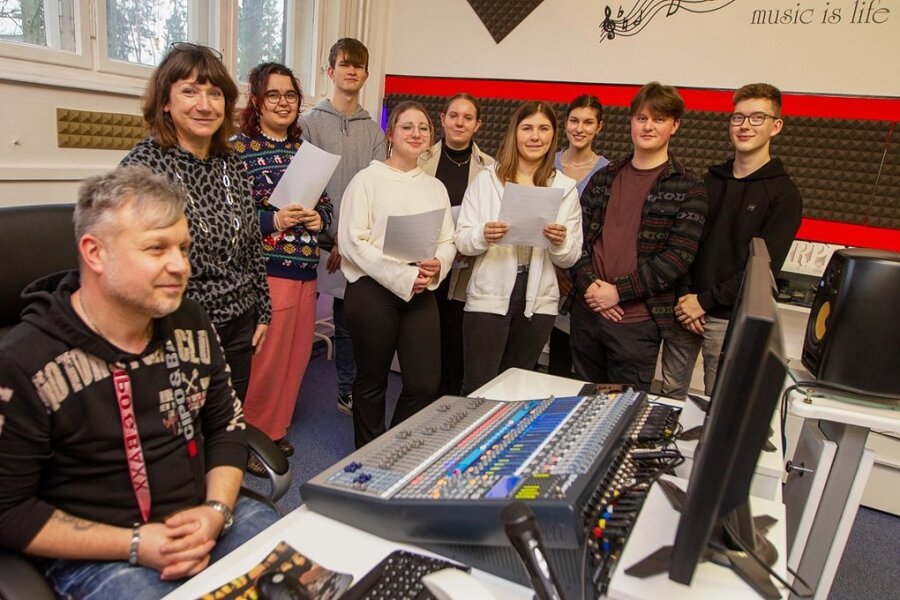 Neue Plauen-Hymne: Heiße Phase startet - Produzent Christian Winter (links), Musiklehrerin Kathrin Büchold und ein Teil des Lessing-Chores probte jüngst erstmals im Studio.