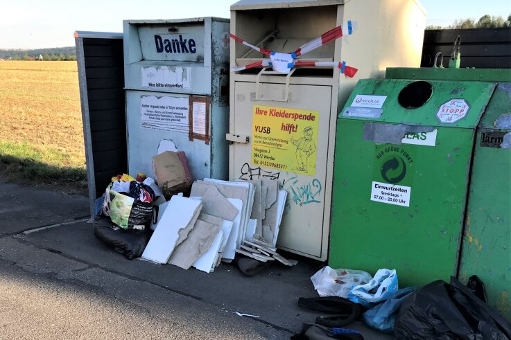 Neue Polizeiverordnung in Crimmitschau hat auch Müllsünder im Visier - Kein Kavaliersdelikt mehr: Wer außerhalb der Wertstoffcontainer Müll abstellt, muss künftig mit einem Bußgeld rechnen.