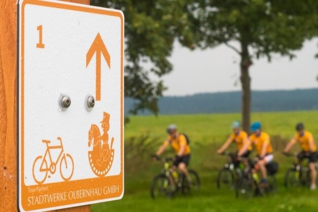 Neue Radtour ausgeschildert - Orangefarbene Tafeln weisen Radsportlern auf der Schwarzwassertal-Tour den richtigen Weg.