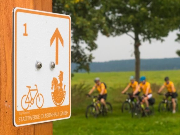 Orangefarbene Tafeln weisen Radsportlern auf der Schwarzwassertal-Tour den richtigen Weg.