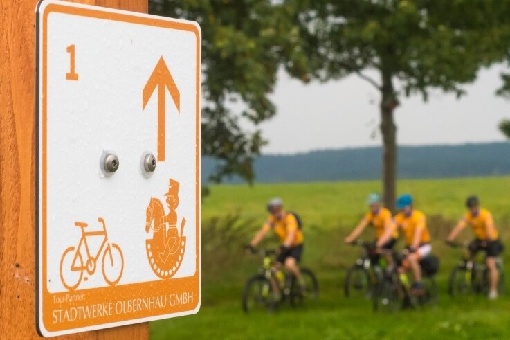 Neue Radtour ausgeschildert - Orangefarbene Tafeln weisen Radsportlern auf der Schwarzwassertal-Tour den richtigen Weg.