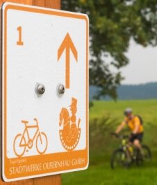 Neue Radtour jetzt ausgeschildert - Diese orangefarbenen Tafeln weisen Radsportlern auf der Schwarzwassertal-Tour den richtigen Weg. 
