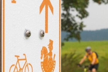 Neue Radtour jetzt ausgeschildert - Diese orangefarbenen Tafeln weisen Radsportlern auf der Schwarzwassertal-Tour den richtigen Weg. 