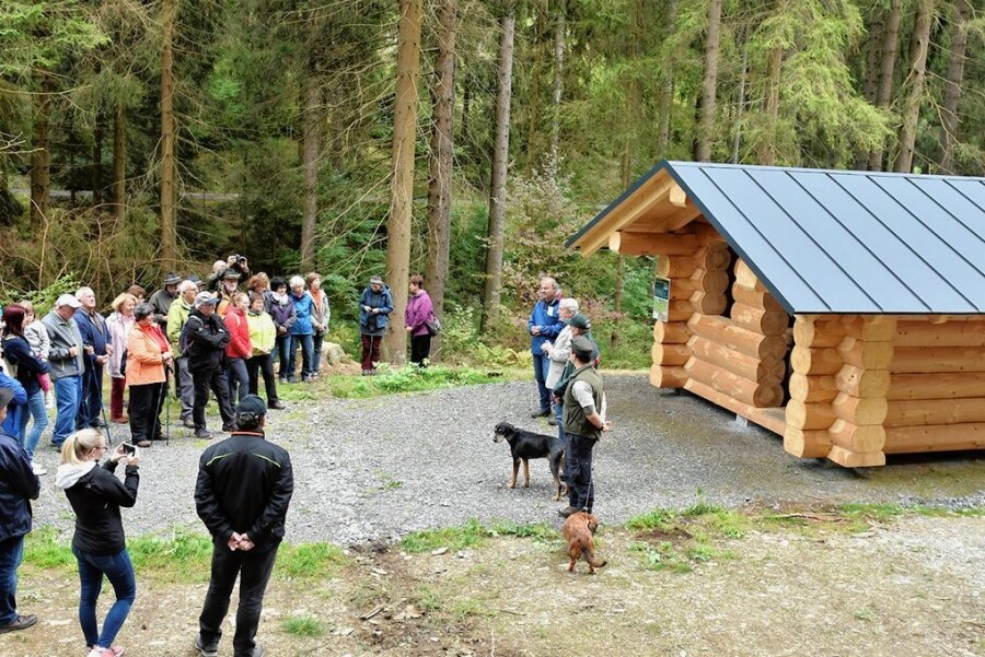 Neue Rasthütte in Zwota heißt jetzt "Hammerhütte" - Einweihung der vom Sachsenforst errichteten "Hammerhütte" am Zwotaer Glaßbachteich. 