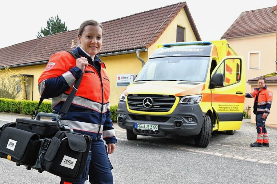 Neue Rettungswache: Warum jetzt schneller Hilfe aus Dittmansdorf kommt - Notfallsanitäterin Ulrike Lohe und Rettungssanitäter Christian Schier vor der neuen Rettungswache des Malteser Hilfsdienstes in Dittmansdorf. 