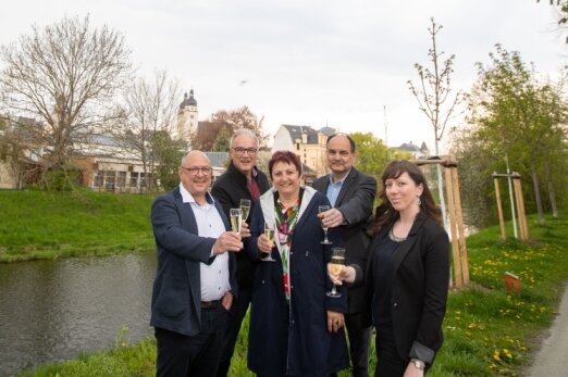 Karsten Kroll (links) stieß mit Frank Schubert, Baubürgermeisterin Kerstin Wolf, Hans-Peter Böhme, Anja Meisel - Assistentin der Geschäftsführung vor Ort an. 