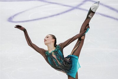 Neue russische Eislaufkönigin will 2026 Olympiagold holen - Sofia Akatjewa bei ihrer Meisterkür zur Filmmusik "Welcome to earth" in der ausverkauften Platinum Arena Krasnojarsk. 