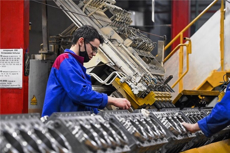 An der Modernisierung der Lkw-Werke Kamaz in Naberezhnye Chelnyin in Tartastan (hier die Zylinderkoppf-Produktion) haben Chemnitzer Maschinenbauer großen Anteil. 