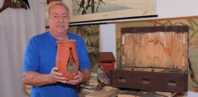 Neue Schau in der "Parkschänke" richtet den Fokus auf die Natur - Der Vorsitzende des Heimatvereins Johannes Heyder präsentiert ein früher als Vogelfalle genutztes Gefäß, das in der Schau zu sehen ist. 