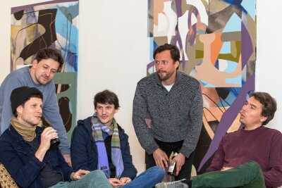 Neue Schau in Plauen: Kunstkollektiv wirbelt Staub auf - René Seifert von der Galerie Forum K (2. von rechts) bei der Ausstellungseröffnung im Gespräch mit Akteuren des Kunstkollektivs Klub 7.