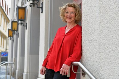 Neue Schauspielchefin in Freiberg will neue Formate: "Experimentierfreude gehört dazu" - Dorothee Hollender ist die künftige künstlerische Leiterin des Schauspiels am Mittelsächsischen Theater, hier am Haupteingang Buttermarkt.