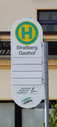 Ausrangiert: Alte Schilder werden im Vogtland abgebaut.