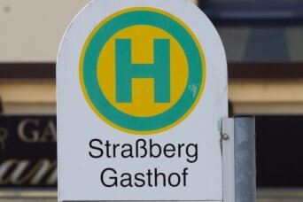 Neue Schilder, alte Schilder: Wo es im Nahverkehr besonders hakt - Ausrangiert: Alte Schilder werden im Vogtland abgebaut.