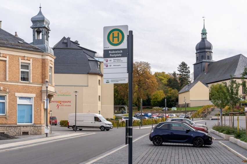 Neue Schilder, alte Schilder: Wo es im Nahverkehr besonders hakt - Bereits im vergangenen Jahr wurde die Haltestelle am Postplatz von Rodewisch fertiggestellt. Bereits damals erhielt die Bushaltestelle die neue Beschilderung. 