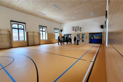 Neue Schulturnhalle in Lößnitz steht auch Vereinen und Privatleuten offen - Blick in die moderne Turnhalle der Altstadtschule Lößnitz. Sie wurde für knapp zwei Millionen Euro saniert.