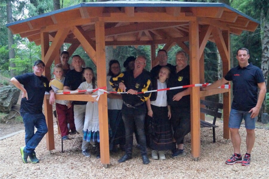 Neue Schutzhütte für Schönecker Stadtpark - Einweihung der Schutzhütte durch die Mitglieder des Heimatvereins und Bürgermeister Andy Anders (rechts).
