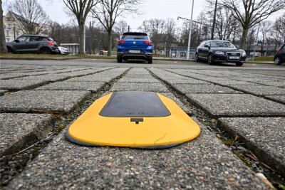 Neue Sensoren erlauben online Belegungs-Check auf einigen Chemnitzer Parkplätzen - Auch an der Endstelle der Straßenbahnlinie 2 in Bernsdorf gibt es jetzt Parkplatzsensoren.