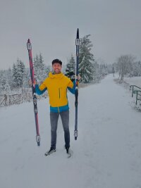 Neue Skimodelle aus Klingenthal: Durch den Schnee auf Erz und Vogtland - Erz und Vogtland: Tim Tröschel mit neuen Klingenthaler Ski-Modellen. 