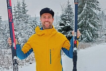 Neue Skimodelle: Erz und Vogtland - Erz und Vogtland: Tim Tröschel mit neuen Klingenthaler Ski-Modellen. 