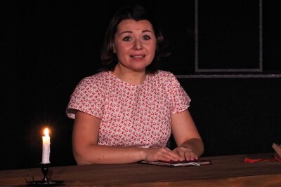 Neue Sopranistin am Freiberger Theater verkörpert in Kammeroper Anne Frank: Zeugnis der Menschlichkeit in Musik - Schwankt zwischen Hoffnung und Verzweiflung: Marina Medvedeva in der Rolle der Anne Frank.