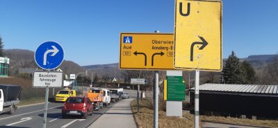 Neue Sperrung in Schwarzenberg: Kein Durchkommen mehr auf der B 101 - Wo in Neuwelt die Schneeberger Straße in die B 101 mündet, geht's seit Montag nur nach rechts - auch für die, die Richtung Aue wollen. 