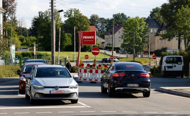 Neue Sperrung verwirrt Fahrer - Die Anzahl der Straßenbaustellen in Oberlungwitz wächst weiter.