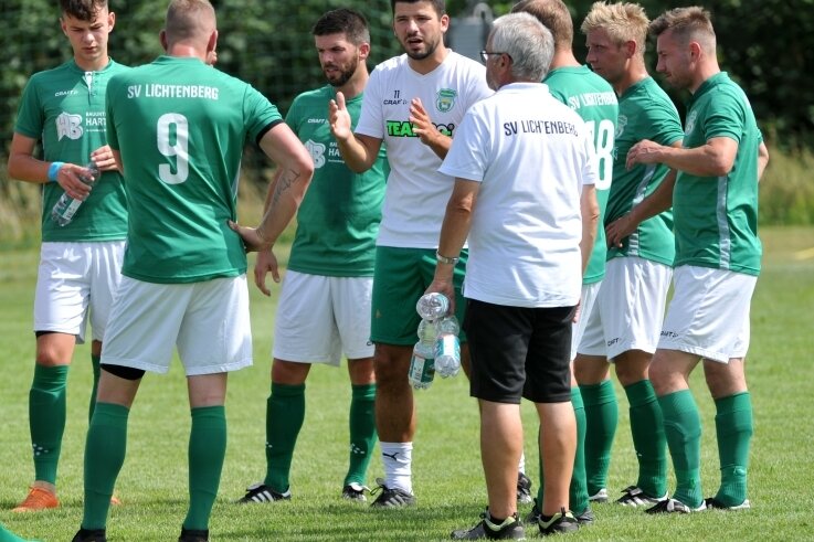 Seit 1. Juli hat Manuel Kluge (Mitte) seine Männer wieder um sich geschart, läuft die Vorbereitung beim Lichtenberger SV auf die neue Landesklasse-Saison. Am Sonntag steigt auch der erste Test. 