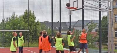 Neue Sportanlage im Freien - Am Montag stand auf dem Stundenplan der Oberschüler eine erste Trainingseinheit in den Ballsportarten. 