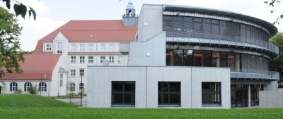 Neue Sporthalle: Bagger können Baugrube ausheben - Beim Gymnasium in Limbach-Oberfrohna wird eine neue Sporthalle gebaut. Das kostet rund 5,5 Millionen Euro. 