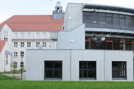 Neue Sporthalle: Bagger können Baugrube ausheben - Beim Gymnasium in Limbach-Oberfrohna wird eine neue Sporthalle gebaut. Das kostet rund 5,5 Millionen Euro. 