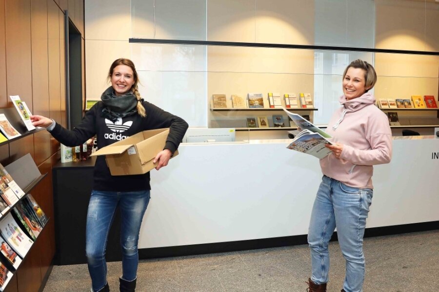 Die beiden Rathausmitarbeiterinnen Julia Rosenlöcher (links) und Kristin Franke beim Bestücken der Regale mit reichlich Info-Material für Einwohner und Besucher der Großen Kreisstadt. 