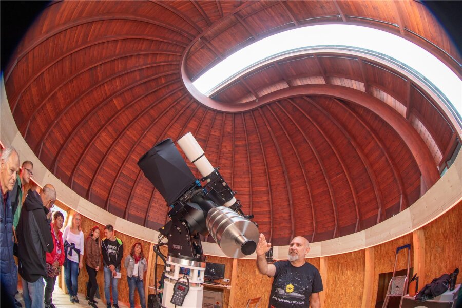 Neue Sternwarte im Vogtland eingeweiht: Wo ein Pfarrer und ein Lehrer nach den Sternen greifen - Sven Hallmann hat die Teleskop- und Kameratechnik mit eingerichtet und steht Besuchern Rede und Antwort. Gäste gibt es am Samstag ziemlich viele.