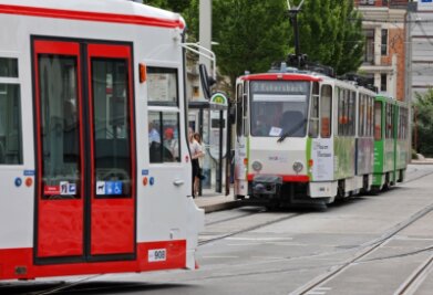 Neue Straßenbahnen in Zwickau: Stadtrat setzt 7 Millionen Euro aufs Spiel - Die 35 Jahre alten Tatrabahnen (im Bild hinten) sollen durch moderne Wagen ersetzt werden.