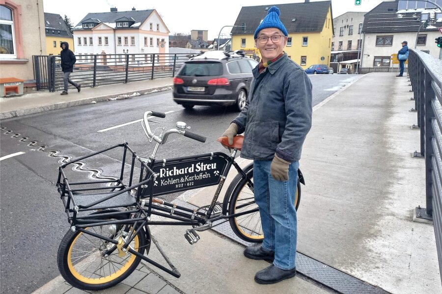Neue Straßenbrücke besteht den Fahrrad-Test - Wolfgang Wundram fuhr mit seinem Elite-Diamant-Lieferfahrrad aus dem Jahr 1935 über die Zschopau-Brücke in Flöha.