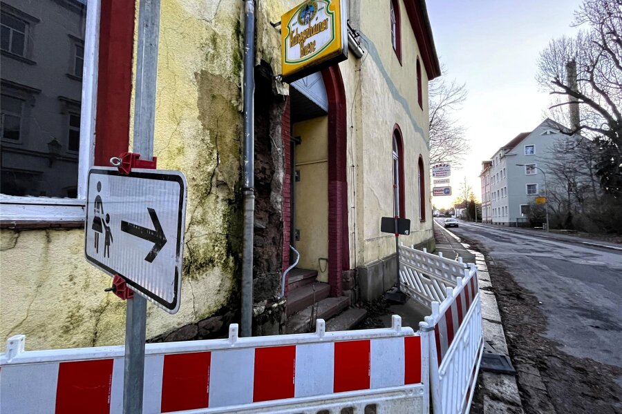 Neue Straßensperrung droht: Das nächste Problemhaus in Hainichen fällt zusammen - Das ehemalige Kreiskulturhaus in der Gerichtsstraße in Hainichen. Hier sind nun Teile der Fassade abgebrochen. Ein Stück Fußweg musste deshalb schon abgesperrt werden.