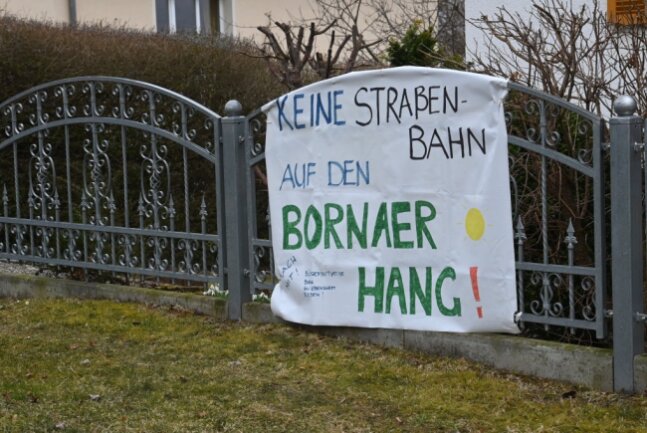 Neue Strecke des Chemnitzer Modells: Pläne für Straßenbahntrasse Zentrum-Röhrsdorf lösen Proteste aus - Eines der Protestbanner in der Wüstenrotsiedlung nahe der Leipziger Straße.
