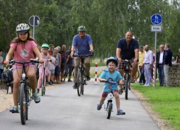 Neue Strecke lädt zum Radeln ein - Radweg-Übergabe in Callenberg am Montagnachmittag: Die ersten Radfahrer sind in Richtung Reichenbach unterwegs.