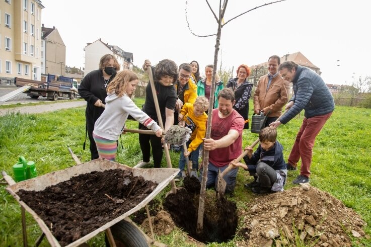 Kinder vom Joel-Verein haben auf der neuen Streuobstwiese an der Karolastraße symbolisch den letzten von sieben Obstbäumen gemeinsam mit Mitarbeitern des Pfaffenguts gepflanzt. 