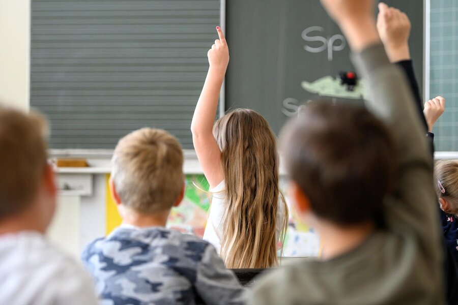 Neue Studie: Viele Lehrer in Sachsen arbeiten länger als erlaubt - Schüler im Unterricht. Arbeiten Lehrer zu lang?