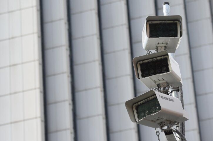 Neue Stufe im Streit um Videoüberwachung in Chemnitz - Mehr als 30 solche Überwachungskameras sind seit einigen Jahren in der Innenstadt im Einsatz. Sie sollen nicht zuletzt Kriminalität bekämpfen helfen und das Sicherheitsgefühl der Chemnitzer verbessern. Doch immer wieder gibt es an den Anlagen auch Kritik. 
